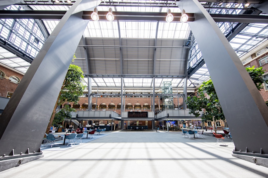 Afbeelding van het atrium Politieacademie concernlocatie Apeldoorn