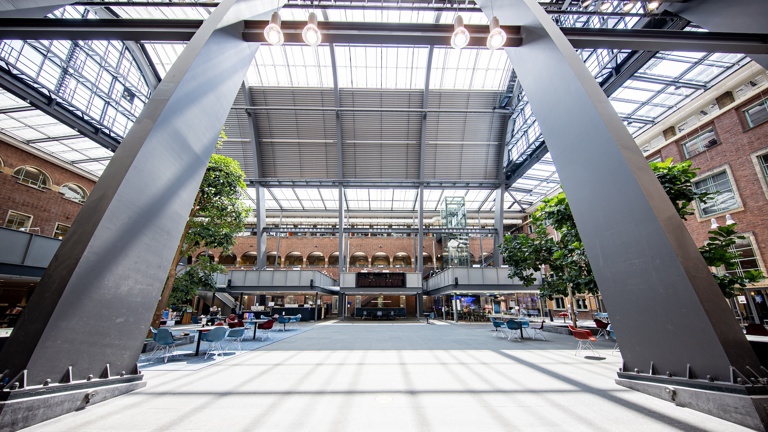 Het atrium van de Politieacademie in Apeldoorn