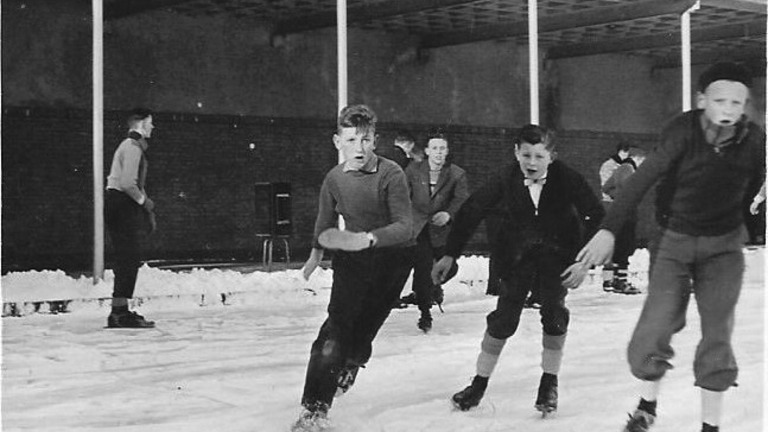 Schaatsen in de winter op de binnenplaats van het kleinseminarie. 