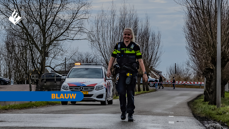 Student Sanne loopt op straat in uniform