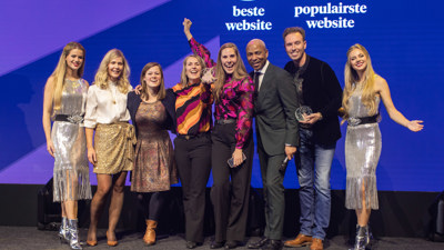 Humberto Tan heeft de twee awards uitgereikt aan het team van de Politieacademie