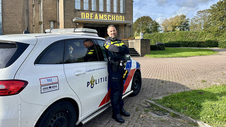 Lecturer Bart in front of a police car at the building of Dream School