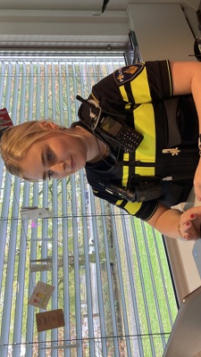 Student Lisa in uniform zit achter een bureau