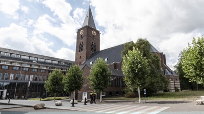 De buitenkant van het gebouw van Politieacademie in Apeldoorn, de concernlocatie