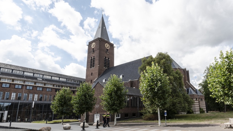 De buitenkant van het gebouw van Politieacademie in Apeldoorn, de concernlocatie