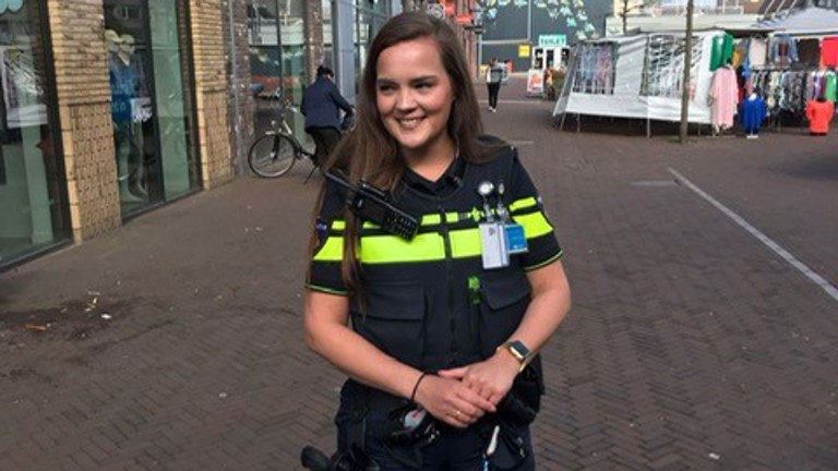 Student Annemie in een winkelstraat