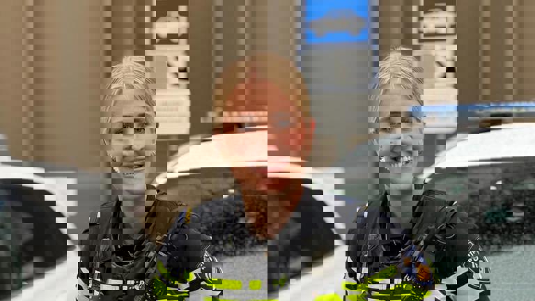 Student Bente leunt tegen een politieauto aan 