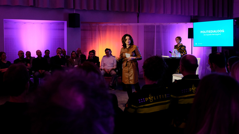 Olivia Kramers spreekt tijdens de politiedialoog over de digitale leeropgave