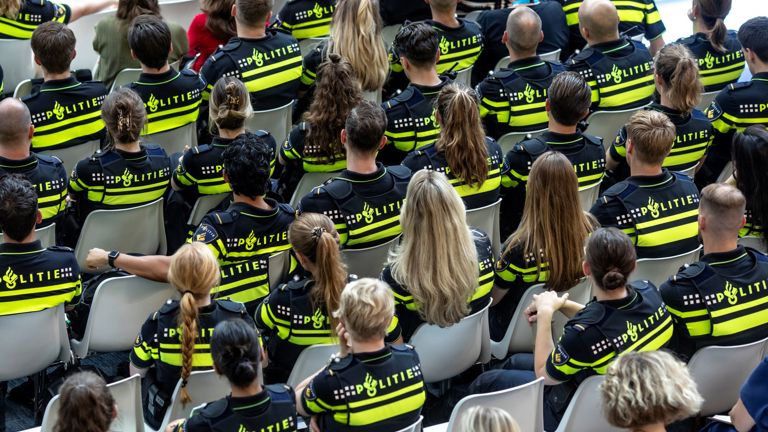 Studenten in uniform vanaf de rug in het atrium