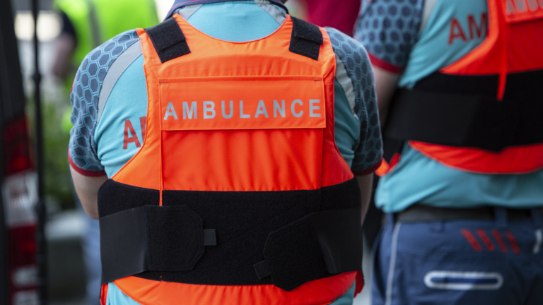 Medewerker van de ambulance met een vest aan