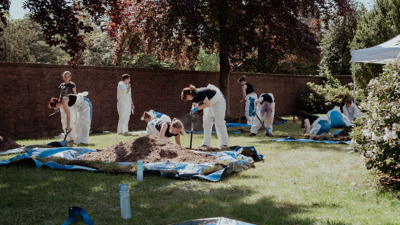 Studenten maken graven voor forensisch onderzoek