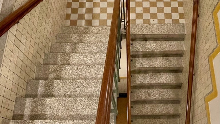 De smalle achteraf-trappen in het gebouw van de Politieacademie.