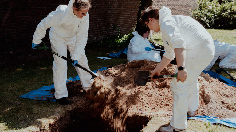studenten gooien een graf dicht