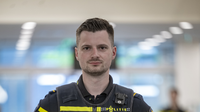 Student Stefan in politieuniform